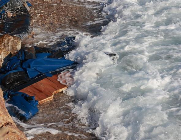 Refugees_Gr's tweet photo. Coastguard operates today, after Wednesday night shipwreck at #Kithira island #Greece. From the 15 #Refugeesgr missing (80 rescued on Thursday with the great help of inhabitants), 7 corpses were found so far.
#antireport https://t.co/haY4NvhIuJ