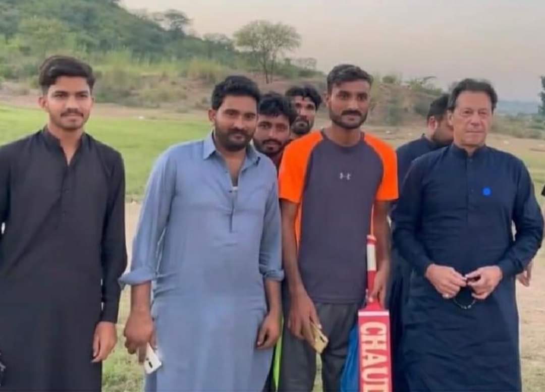 akif_Says's tweet photo. Imagine if you are playing cricket, suddenly the cricket legend lands in the ground. ❣️💞😍
#ImranKhan #Cricket https://t.co/dhHehydCzJ