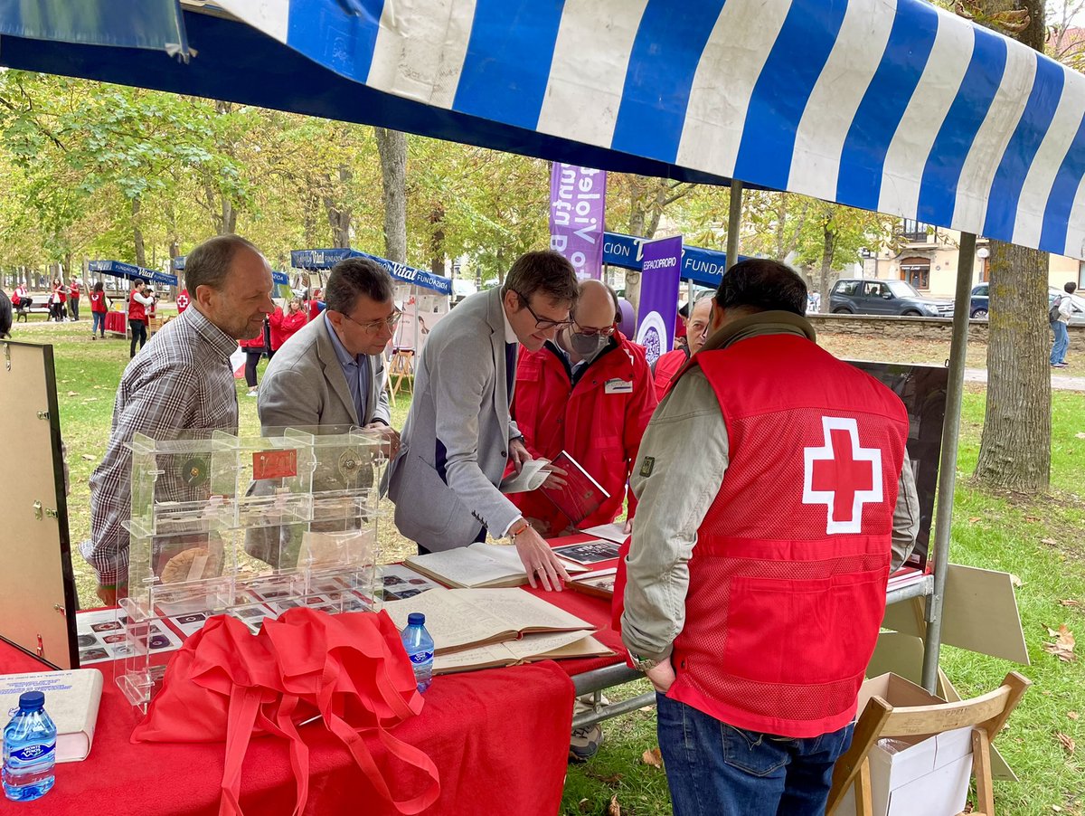 vitoriagasteiz's tweet photo. ✅Bonita mañana con @CruzRojaAlava 

🏥⛑El alcalde de #VitoriaGasteiz @gorka__urtaran y el teniente de alcalde Iñaki Gurtubai han estado en #FestiVOL, el I Festival del Voluntariado de Cruz Roja en el País Vasco

Felicidades @CruzRojaAlava! 👏 https://t.co/vkVGsrwVeQ