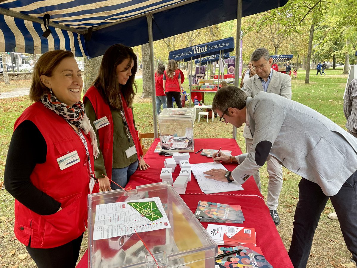 ✅Bonita mañana con <a href="/CruzRojaAlava/">Cruz Roja en Álava</a> 

🏥⛑El alcalde de #VitoriaGasteiz <a href="/gorka__urtaran/">Gorka Urtaran Agirre</a> y el teniente de alcalde Iñaki Gurtubai han estado en #FestiVOL, el I Festival del Voluntariado de Cruz Roja en el País Vasco

Felicidades <a href="/CruzRojaAlava/">Cruz Roja en Álava</a>! 👏