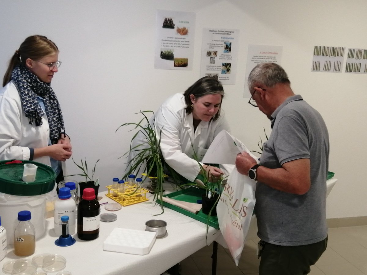Super après midi avec beaucoup de visiteurs qui ont découvert nos métiers. Un plaisir de partager aux petits et aux plus grands 😊 #FetedelaScience. Bravo à l'équipe pour la préparation. Petit pot bien mérité 😉 <a href="/Arvalisofficiel/">ARVALIS</a>