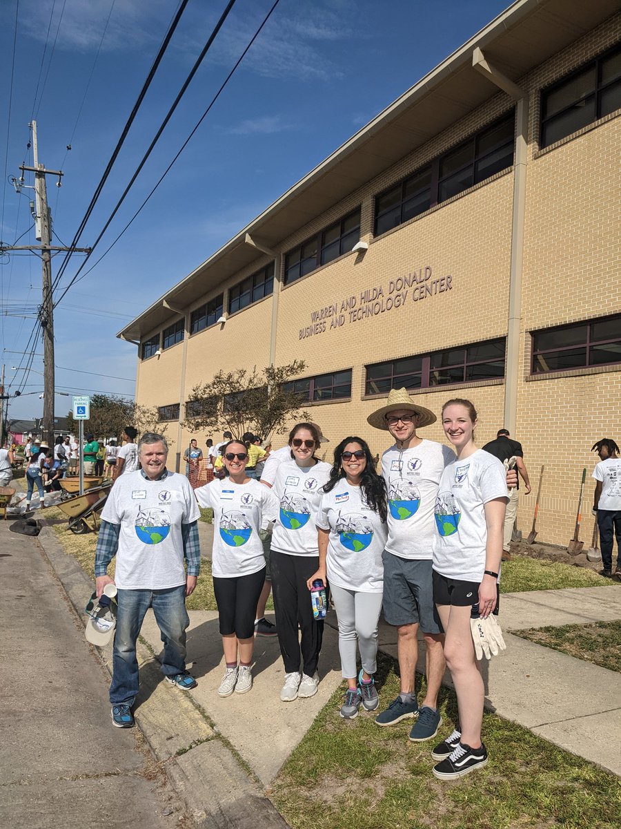 ANDREINA2100's tweet photo. Kicking off #WEFTEC22 by working at @WEForg Service Project. Strong @Black_Veatch group working at St Augustine High School. https://t.co/HO496jSzW6