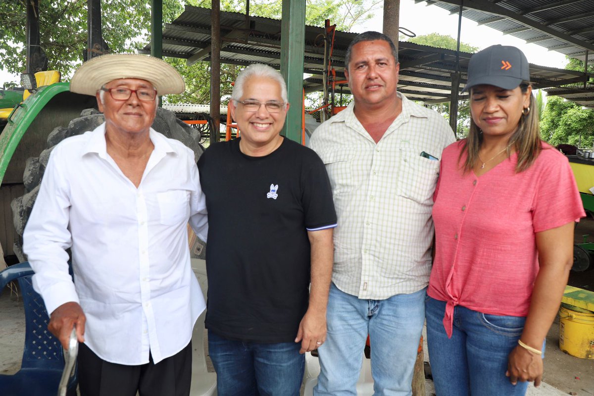 BlandonJose's tweet photo. Mis respetos a los productores de todo el país, que no pararon de trabajar durante la pandemia y que siguen, contra viento y marea, ganando el sustento de su familia y de miles de familias en nuestra campiña. Seguiré escuchando y aprendiendo de uds, porque Panamá puede ser mejor. https://t.co/rY2Hovaa5P
