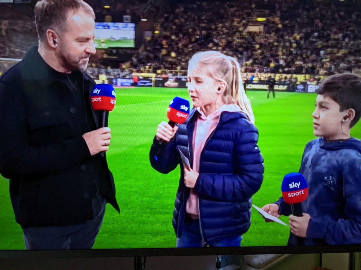 So, jetzt Dortmund vs Bayern mit Kommentar von <a href="/FrankBuschmann/">Frank Buschmann</a> und den zwei kleinen Hauptkommentatoren. Kann nur gut werden 👍

#BVBFCB