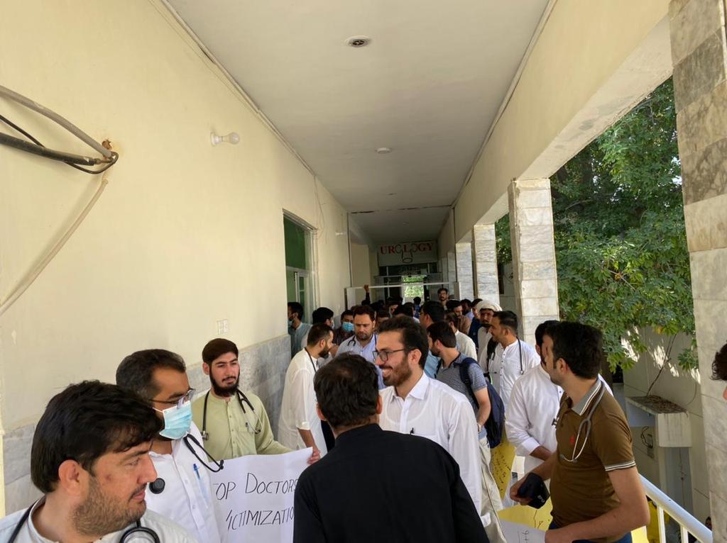 DrMuneerHassan's tweet photo. YDA doctors on strike
Teachers are on strike
Monthly Wages are not paid
This damn government is good for nothing
#جھگڑا_کرپشن_کا_بادشاہ https://t.co/8UAYRSHaZA