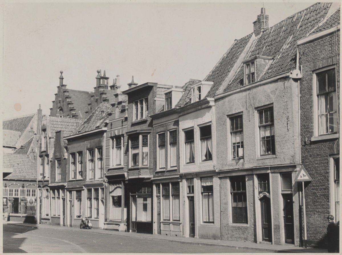 STADSWANDELING | Dag van de Geschiedenis

Kom meer te weten over historische rampen en de gevolgen hiervan voor de binnenstad van Dordrecht. De gidsen van Vereniging Oud-Dordrecht nemen je in 1 uur mee langs een aantal plaatsen in de binnenstad waar rampen hebben plaatsgevonden.