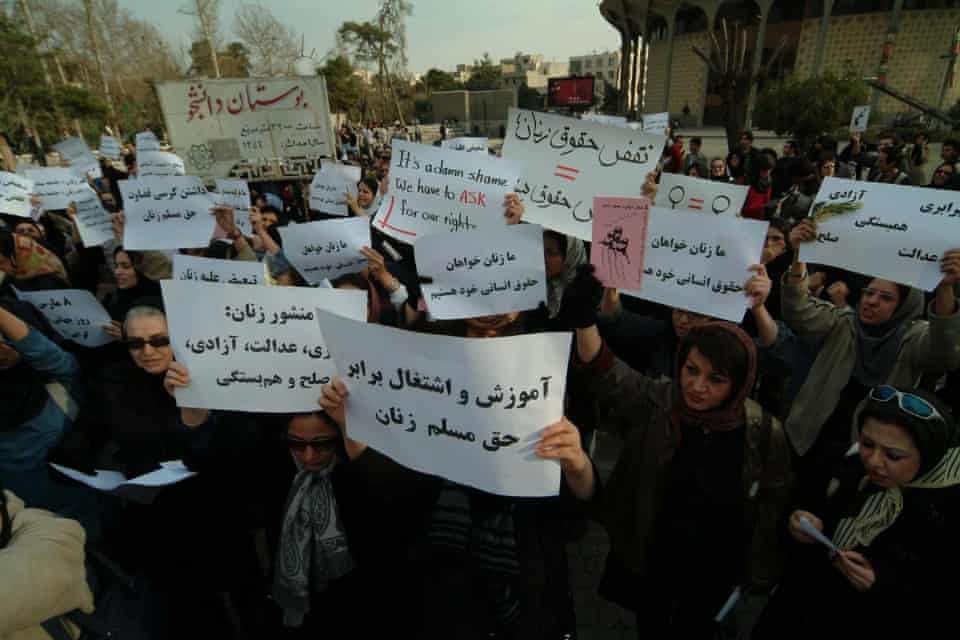 HonarMrooz's tweet photo. ❇️ به یاد «آرش عاشوری‌نیا»

نشریه گاردین گزارشی تصویری با عنوان «دو دهه اعتراضات خیابانی زنان» را از عکس‌های ارش عاشوری‌نیا عکاس ایرانی منتشر کرده‌است. در این گزارش ارش عاشوری‌نیا عکاس همراه جنبش زنان توصیف شده. این هنرمند ۱۰ روز پیش و در سن ۴۲ سالگی درگذشت. او در این عکس‌ها/۱ https://t.co/K7Pe7cYsPP