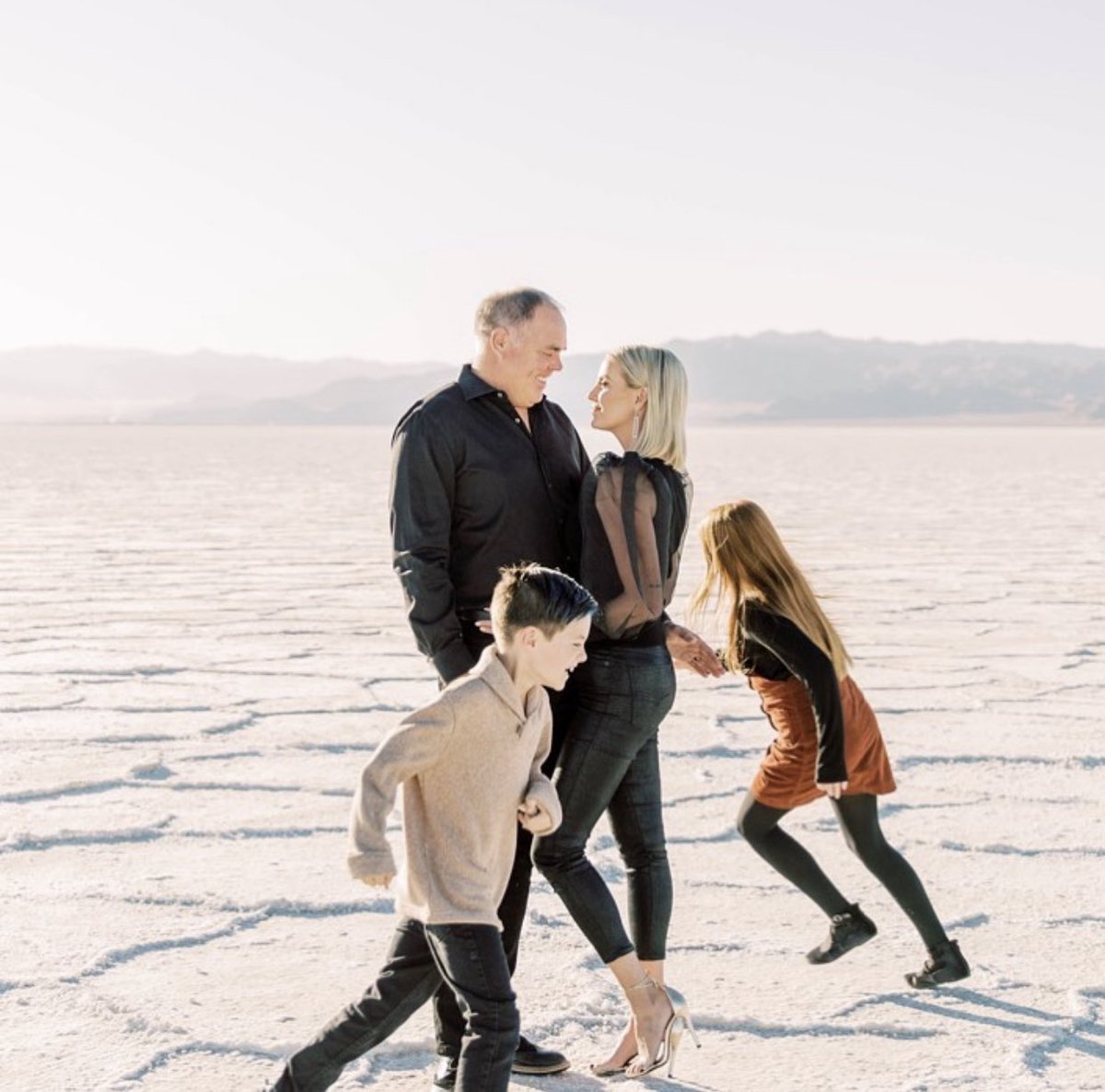 rorasterling's tweet photo. Family is EVERYTHING. ✨👨‍👩‍👧‍👦 https://t.co/1fi9UYv8gA