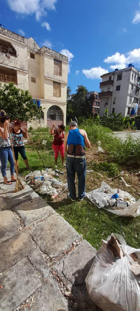 Empresa Filial Municipal de Comercio Habana del Este se suma al trabajo voluntario. #CheVive #Cuba <a href="/BetsyDazVelzqu2/">Betsy Díaz Velázquez</a> <a href="/ValdesYusnier/">Yusnier Arias Valdés</a> <a href="/EPCLaHabana/">Empresa Provincial de Comercio La Habana</a> <a href="/RGZapata500/">Reinaldo García Zapata</a>