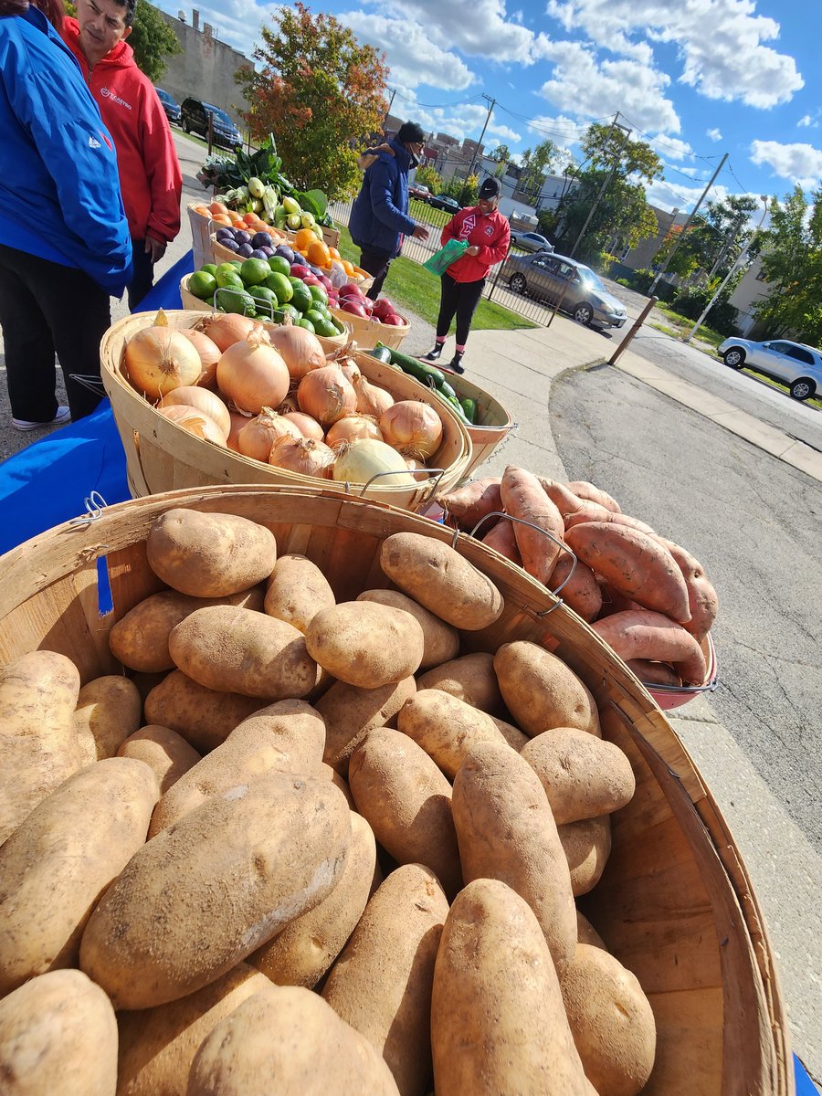 MsToya1913's tweet photo. Fresh collard greens, apples, sweet potatoes, onions, corn, & much more at the People's Church Of The Harvest 3570 W. Fifth Ave. Stop by for NO COST fruit & veggies and @ILDHFS #Redetermination resources now until 1PM.
#BlueCrossCommunity
#GarfieldPark https://t.co/B49DguyI8D