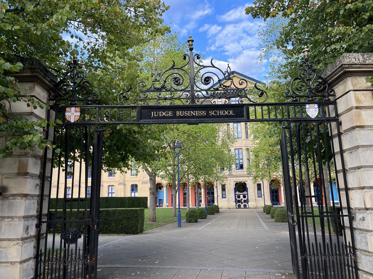 JonathanRomic's tweet photo. I had the pleasure of attending a lecture by @toxvaerd1 on economic epidemiology @CambridgeJBS. Efficient modelling incorporates bi-directional variable flows to account for changes in incentive structures on behaviour. Thank you to @KamiarMohaddes @TechPolicyMPhil #TechPol22w1 https://t.co/xNBEUCbGbh
