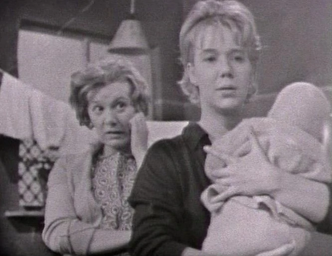 Corriepedia's tweet photo. 60 years ago today: Jean Alexander makes her Coronation Street debut in the role of Mrs Webb, landlady of baby snatcher Joan Akers https://t.co/O6LcqC18KF https://t.co/v5wj0RymLV