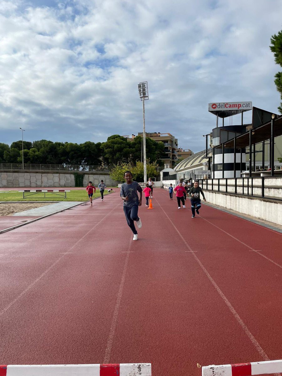 associacio_t's tweet photo. #SuperatTotlAny Avui ens hem preparat per la cursa de demà💪🏻  #atletisme🏃🏻‍♂️🏃🏻‍♀️ 

Preparats, llestes...fins demà! Us esperem per gaudir plegats🥇

#superat #valors #TEA #neurodiversitat #integració #inclusió #esport https://t.co/rtbbEa95iz