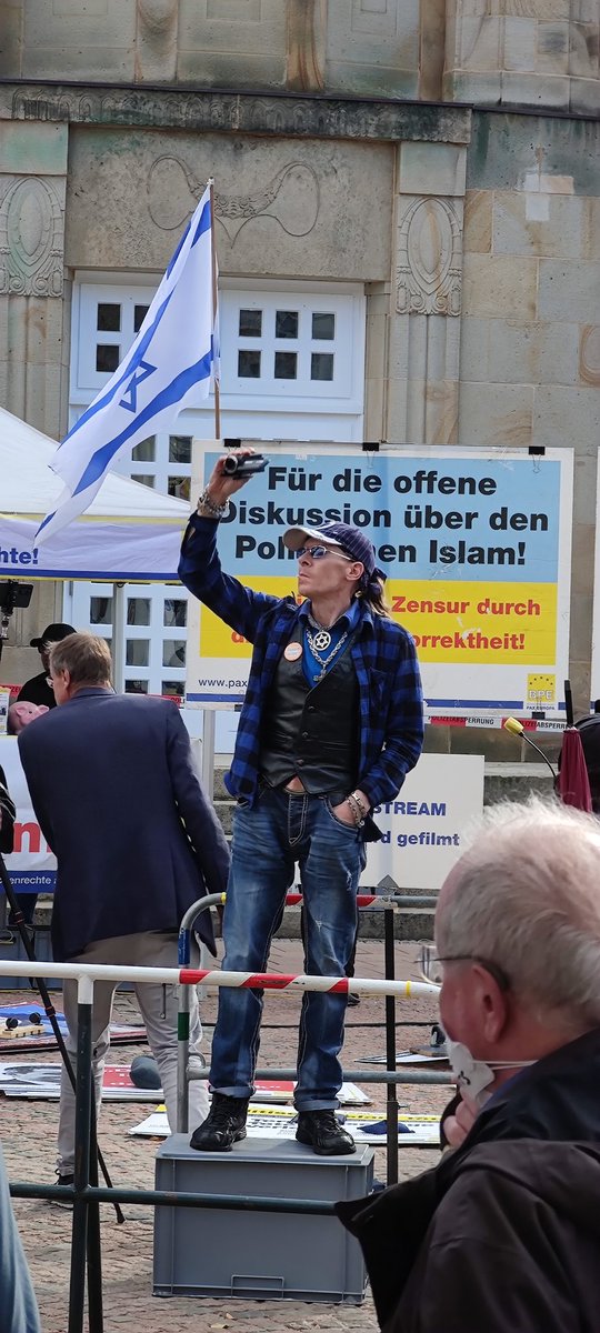 TeamModerna2022's tweet photo. #os0810 #stürzenberger's lustiger Helfer 🤡 https://t.co/PPeMHjyC2Y