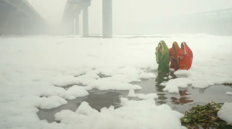 noescinetodo's tweet photo. #AWFF2022 | El aclamado cineasta Rahul Jain nos muestra un mundo al borde del abismo. #InvisibleDemons habla de una megaciudad en expansión donde los peligros del cambio climático son visibles.

Vista en #AnotherWay2022. Crítica de @CineEnCines:
https://t.co/Kw2HppkVqC https://t.co/UtduaNup5z