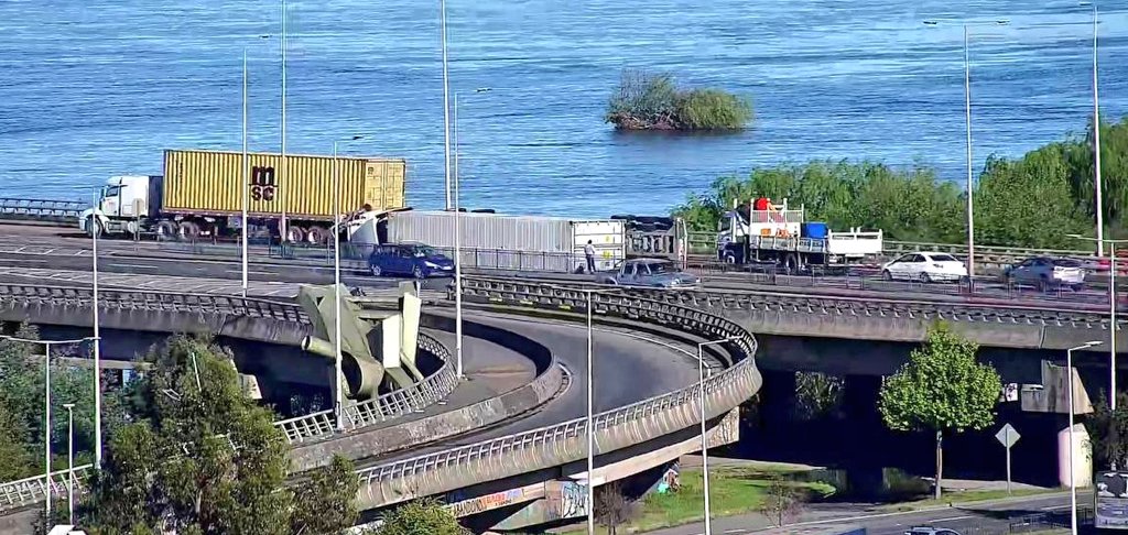 ICEBiobio's tweet photo. #Concepción ingreso Puente Llacolén volcamiento de camión mantiene una pista habilitada en dirección hacia #SanPedrodelaPaz precaución. https://t.co/xxpO0V0DTU