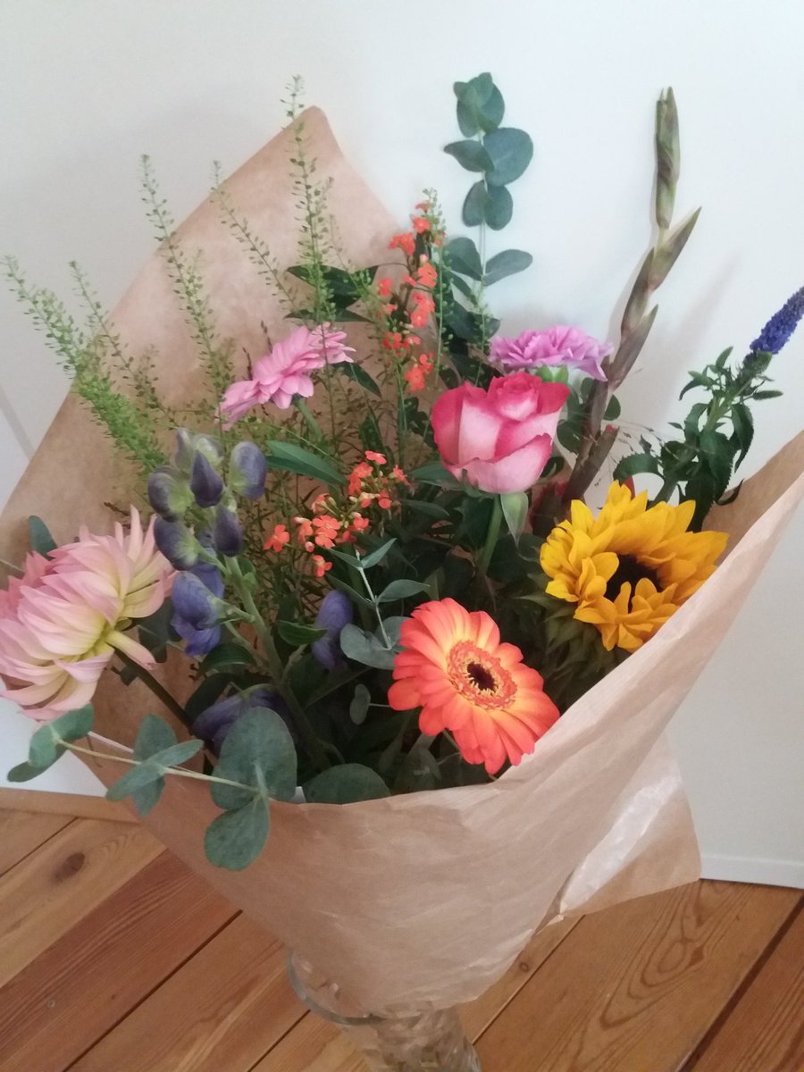 WOW! Zojuist werd deze prachtige bos bloemen bij me bezorgd. Van mijn vakbond: de #AOb. 
Op het kaartje staat: "Gefeliciteerd. Een mooie dag voor professionele autonomie en vrijheid van meningsuiting in het onderwijs. Namens het hoofdbestuur, Tamar."
Superleuk! Dank <a href="/AObtweets/">AOb</a>