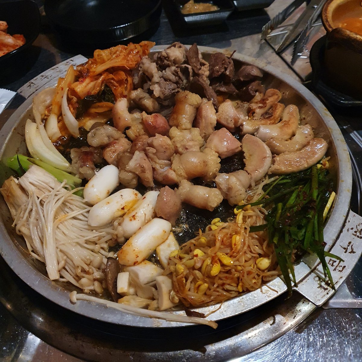 meokdduni's tweet photo. 진수곱창
난 항상 막창이 좋다...곱창보다 덜 텁텁하고 대창보다 덜 느끼한데 넘나 고소하고 맛이써어😌 그래서 막창 또 추가해서 먹었다!!밥 볶아먹는건 처음인데 밥도 기름기때문인가 밥도 고소하고 간이 딱 맞았어서 마무리까지 완벽 크으 https://t.co/leB8OdZy5T