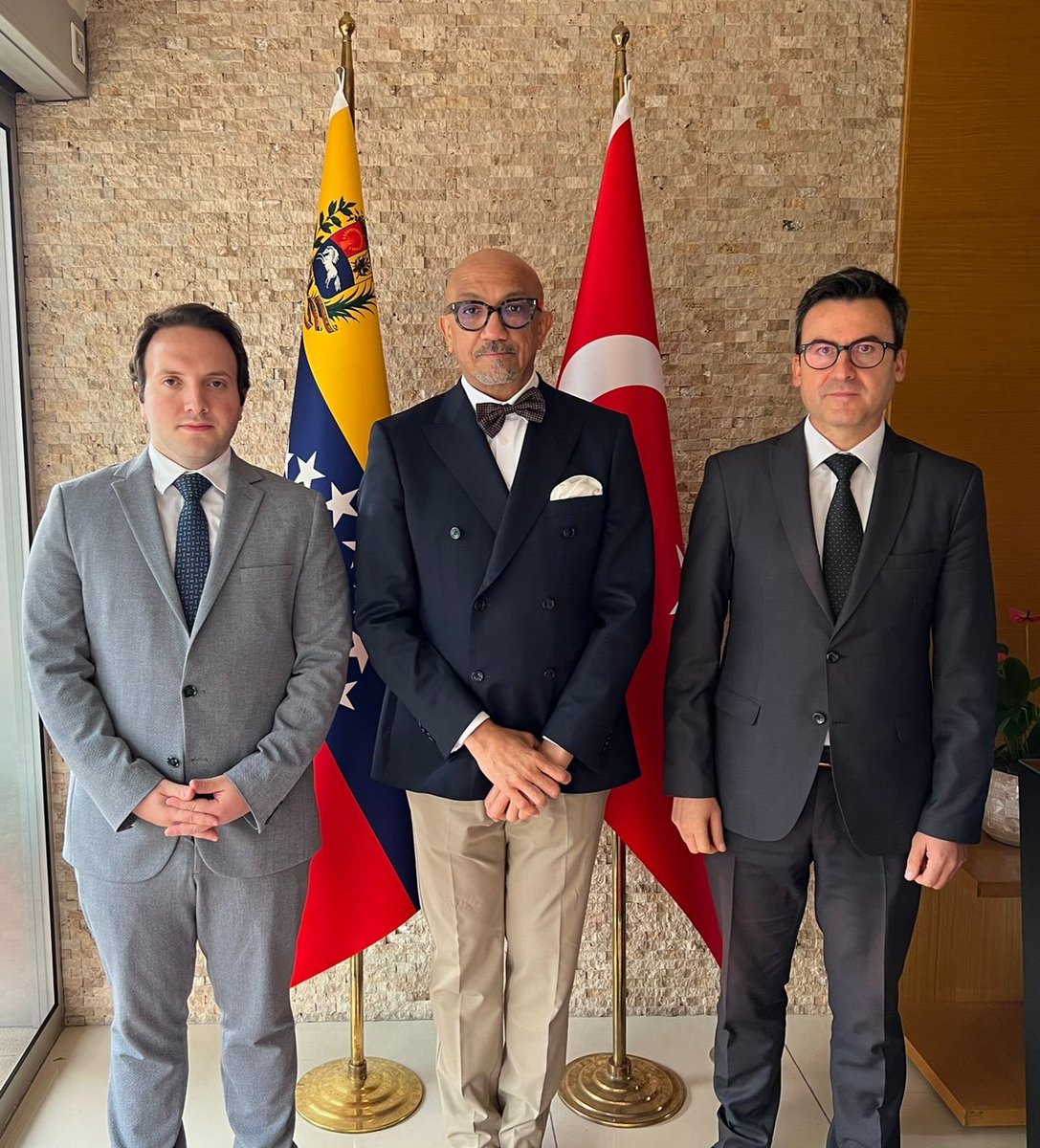 Uluslararası İlişkiler Büromuzun Üyeleri Işıkgün Akfırat ve Yusuf Tunçer, Venezuela'nın Ankara Büyükelçisi Jose Gregorio Reyes'i makamında ziyaret etti. 

Görüşmede, Türkiye-Venezuela ilişkilerinin gelişimi ve çok boyutlu işbirliği alanları ele alındı.

<a href="/EmbaVenezTurk/">Embajada de Venezuela en Türkiye</a> 
<a href="/jgbr65/">Jose Bracho Reyes</a>