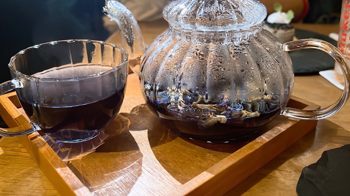 tamiflee's tweet photo. オシャレ的な名前の紅茶頼んだら、ダンブルドアが飲んだ毒みたいなのが出てきました。。。 https://t.co/abm9wF2Dkv