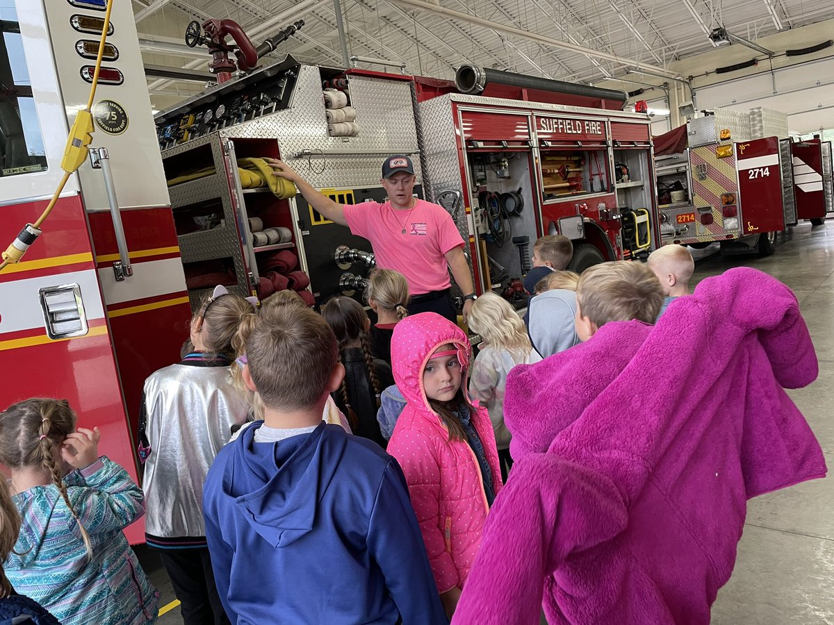 MissKear_K3's tweet photo. Thank you so much @DeptSuffield for an amazing visit and rocking your pink💕! We learned so much and LOVED seeing the House!#firesafety #LoveSuffield #KearsKinders #inOctoberwewearpink #supportsquad @SuffieldE https://t.co/8LP016aGbD