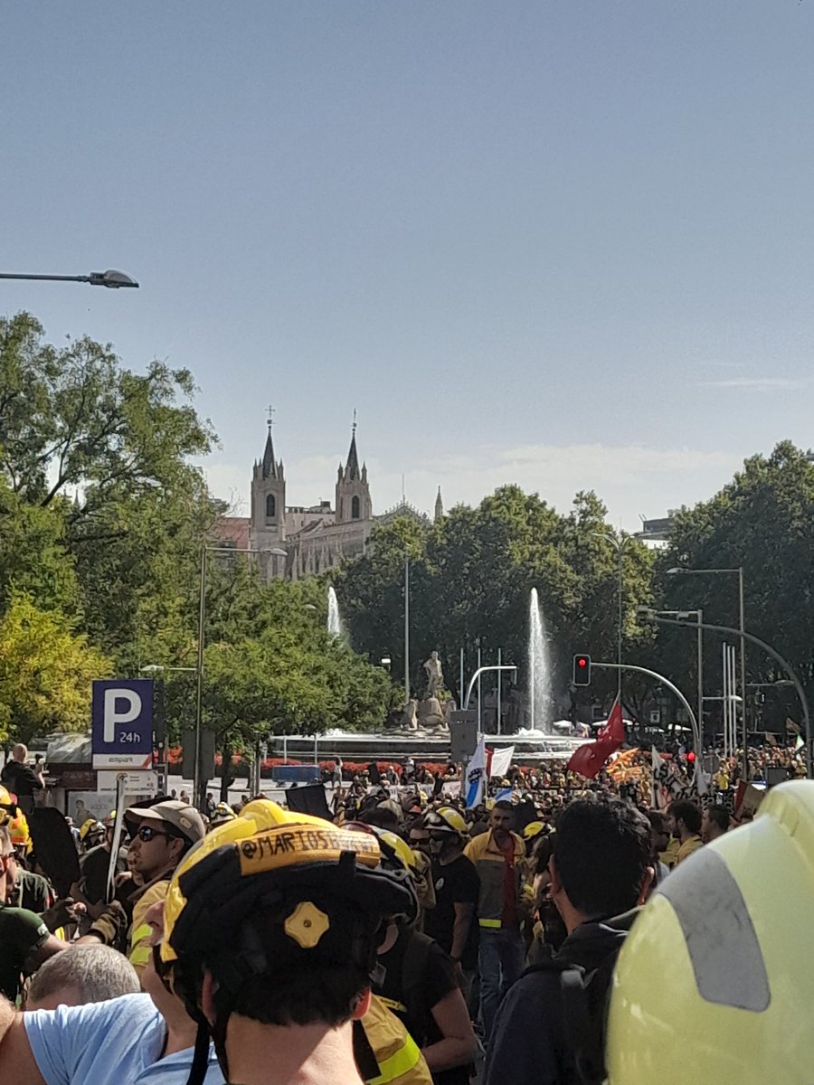 AmayaLucha's tweet photo. Fotos del día de hoy de los bomberos forestales de todas las comunidades autónomas de España. Muy orgulloso de cada bomber@ foresral y familiares acompañantes en la #MareaDeFuego https://t.co/2hKcnaBSTj