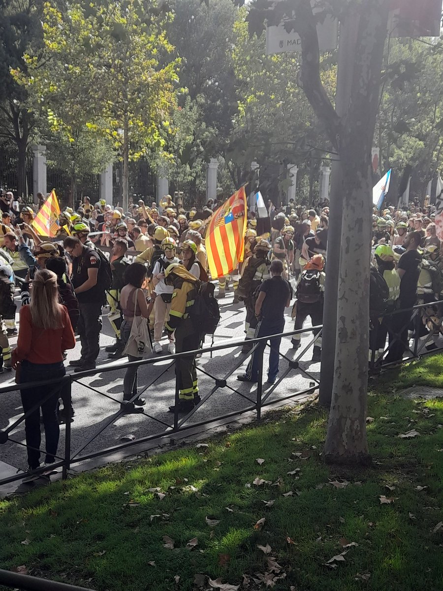AmayaLucha's tweet photo. Fotos del día de hoy de los bomberos forestales de todas las comunidades autónomas de España. Muy orgulloso de cada bomber@ foresral y familiares acompañantes en la #MareaDeFuego https://t.co/2hKcnaBSTj