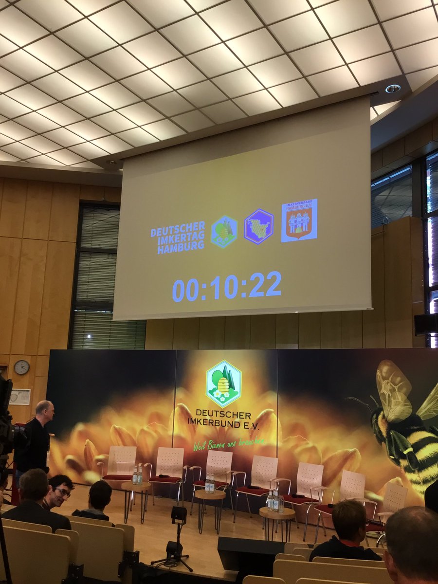 AbeilleDeFrance's tweet photo. Nous sommes en place! La saison des meetings #apicoles a commencé! Avant de rejoindre #Quimper et le meeting #Beecome, nous sommes à Hambourg pour parler des défis de l #apiculture : #climat, #varroa, lien avec l’agriculture, qualité des produits ! #DeutscherImkerbund https://t.co/PAPU7tJJHu