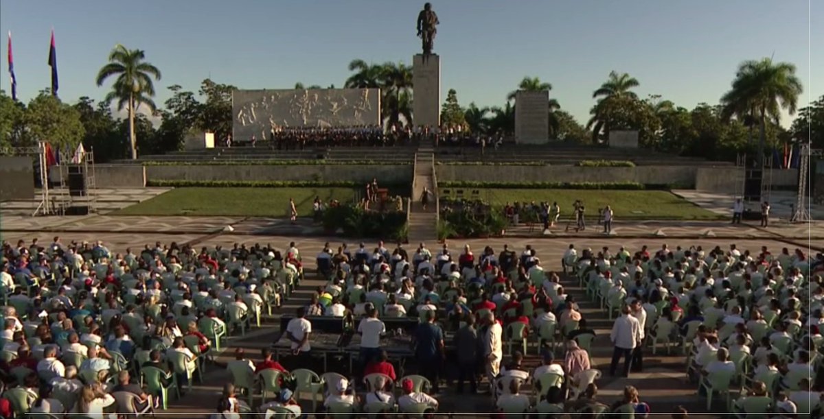 Ya estamos en Santa Clara, emociona esta mañana de luz y de homenje. Hay un Che multiplicado en esta Plaza, vivo, como no lo querían. Hasta la victoria siempre #CheVive #FuerzaCuba @UJCdeCuba @DiazCanelB @DrRobertoMOjeda