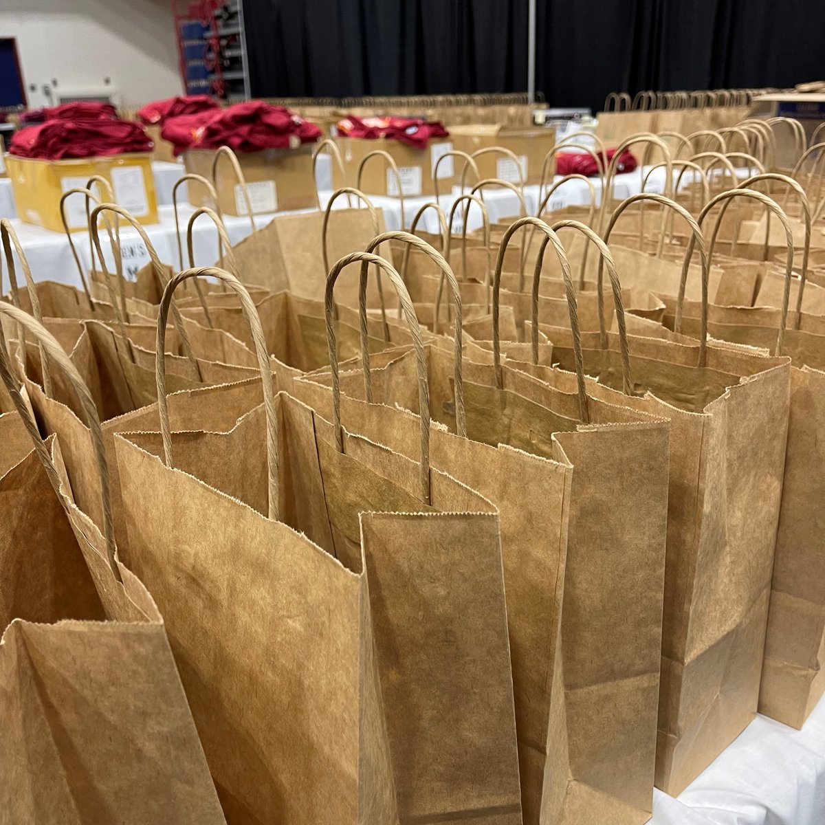 Wolfville Kit Pick Up begins today at 10 AM! Come drop by the War Memorial Gymnasium at Acadia Athletics Complex to collect your race kit and explore  the Valley Harvest Marathon Expo.

For the full schedule of events, visit bit.ly/3fTokEg.