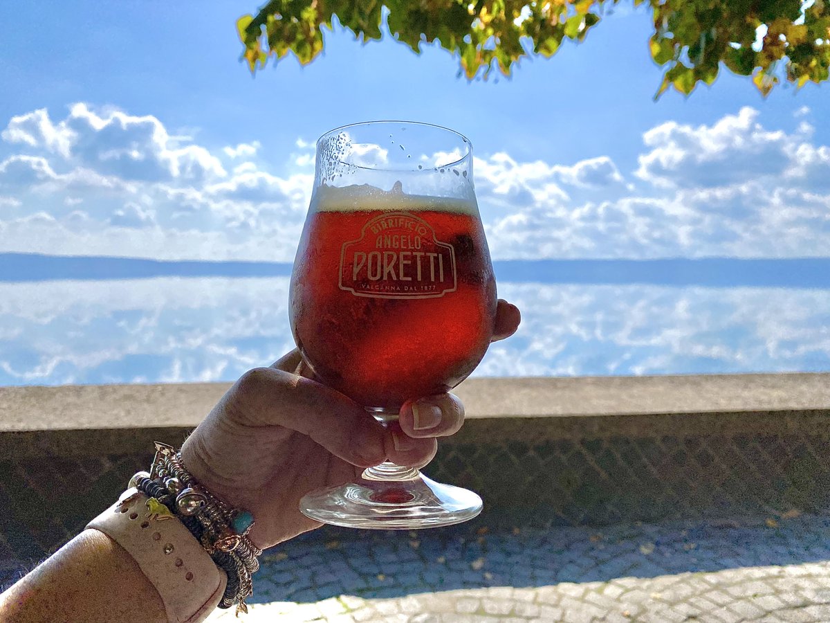 silvia_stones's tweet photo. Alla salute di tutti noi ma soprattutto di @AndreyOnana 🍺
#SassuoloInter ⚫️🔵
#lago #lake #lagodiBracciano #trevignano #trevignanoromano #birra #beer #birrarossa #redbeer https://t.co/vdI7KB5gbH