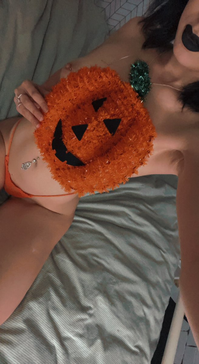 pattithebaddiex's tweet photo. I have Halloween specials atm baby, dm me 😈🎃💦 https://t.co/RH1RWuiM7i
