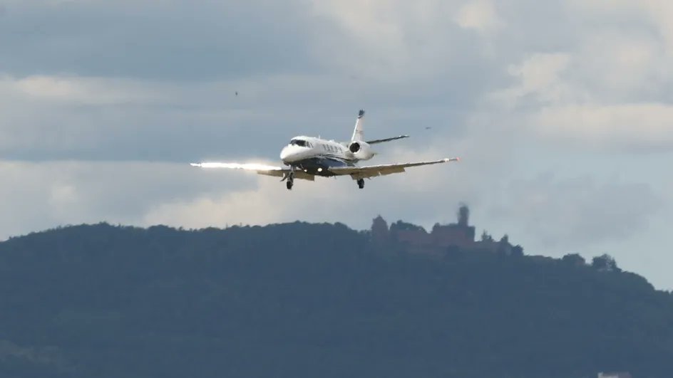 franceinfo's tweet photo. Jets privés : la majorité propose de "presque doubler" la taxation du kérosène, revendiquant "une écologie pragmatique"

https://t.co/rBoFjKCRP7 https://t.co/juGVMloVjO