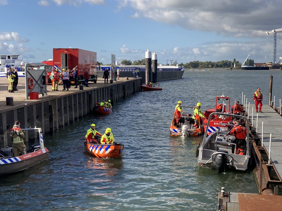 Job_Kramer's tweet photo. Mooi om te zien: Grootschalige evacuatie oefening “hoog water” in Hardinxveld-Giessendam. Samen met gemeente en hulpdiensten de klus klaren #samensterk 💪🏼

En het weer liet ons ook niet in de steek 🌤

@vrzhz @KNBRD @Reddingsvloot @Kustwacht_nl @RodeKruis @GHORZHZ https://t.co/xErHreo5Na