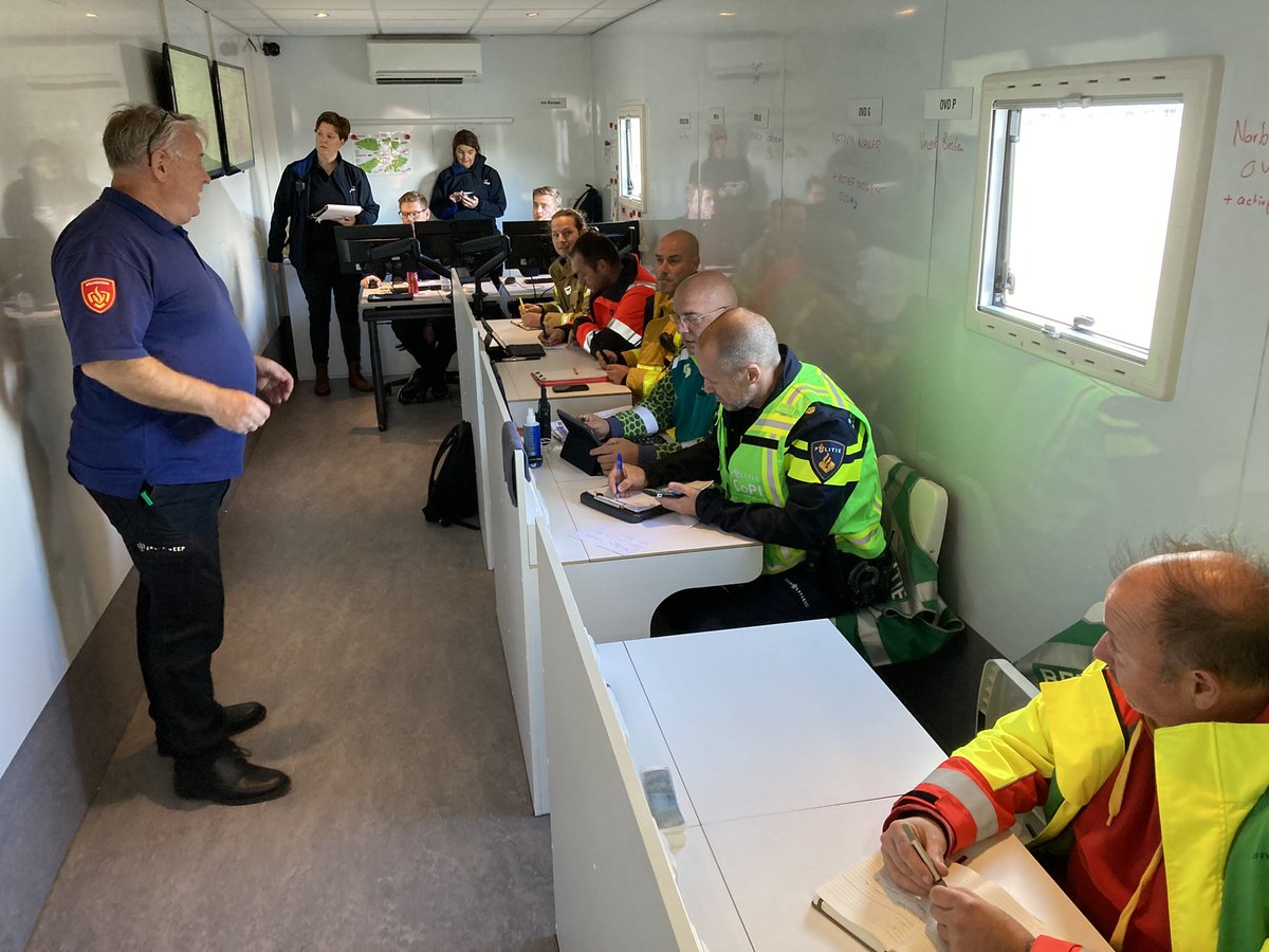 Job_Kramer's tweet photo. Mooi om te zien: Grootschalige evacuatie oefening “hoog water” in Hardinxveld-Giessendam. Samen met gemeente en hulpdiensten de klus klaren #samensterk 💪🏼

En het weer liet ons ook niet in de steek 🌤

@vrzhz @KNBRD @Reddingsvloot @Kustwacht_nl @RodeKruis @GHORZHZ https://t.co/xErHreo5Na