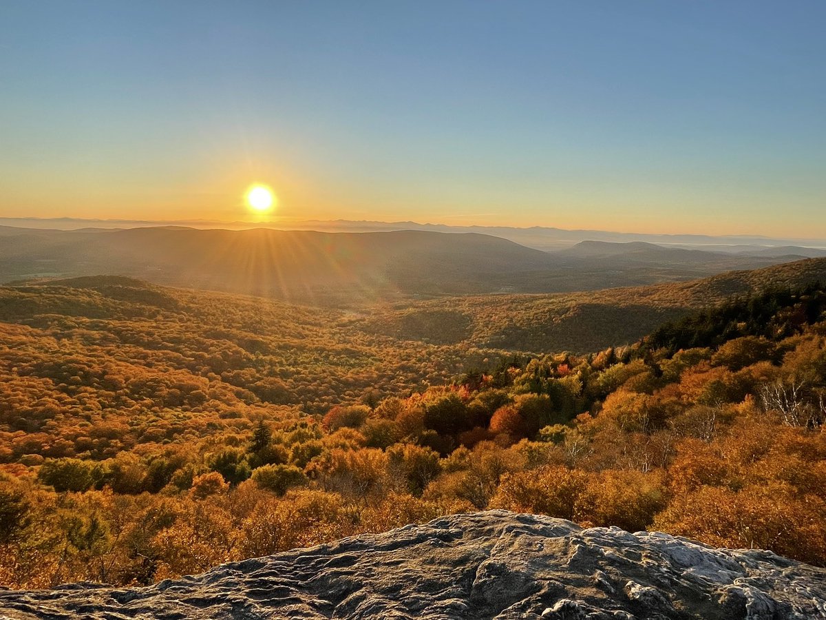 adkurth's tweet photo. Can’t even believe my eyeballs. No filter, no edits, just Vermont🍁😵🍁#vermont #vermontlife #foliage #explorevermont #ilovevermont @FoliageReport https://t.co/ZIedPvJEn1