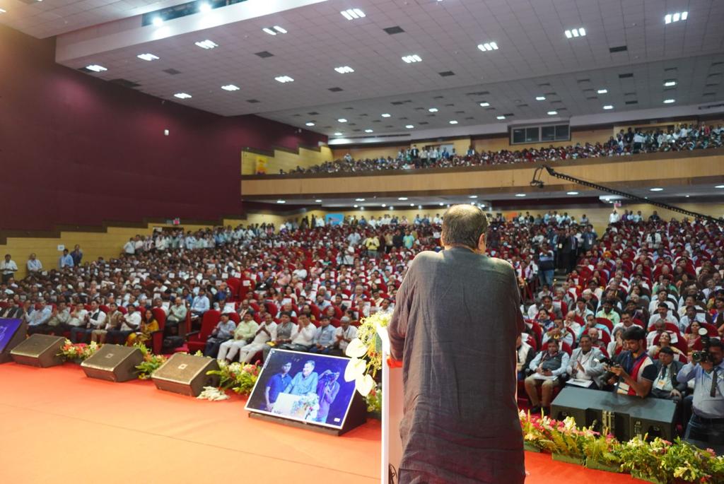 nitin_gadkari's tweet photo. Addressed the 81st Annual Session of the Indian Roads Congress (IRC) in Lucknow with Uttar Pradesh Chief Minister Shri @myogiadityanath Ji, Union MoS @Gen_VKSingh Ji, State Minister Shri @JitinPrasada Ji, Senior Officers of MoRTH and members of IRC.

#IndianRoadCongress https://t.co/pf73PxLSwB