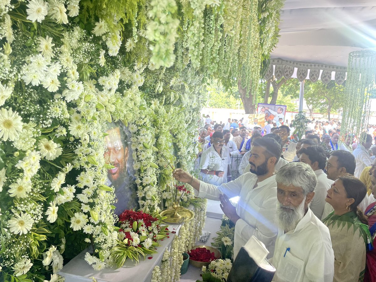 princerajpaswan's tweet image. समता मूलक समाज की रचना के केंद्र में अपनी राजनीति को केंद्रित कर राष्ट्रीय एवं अंतरराष्ट्रीय स्तर पर पिछड़ो एवं वंचितों को उनका हक़ एवं सम्मान के लिए अपना जीवन समर्पित करने वाले हमारे आदर्श बड़े पापा पद्मभूषण स्व० रामविलास पासवान जी की पुण्यतिथि पर कोटिशः नमन!
भावभीनी श्रद्धांजलि