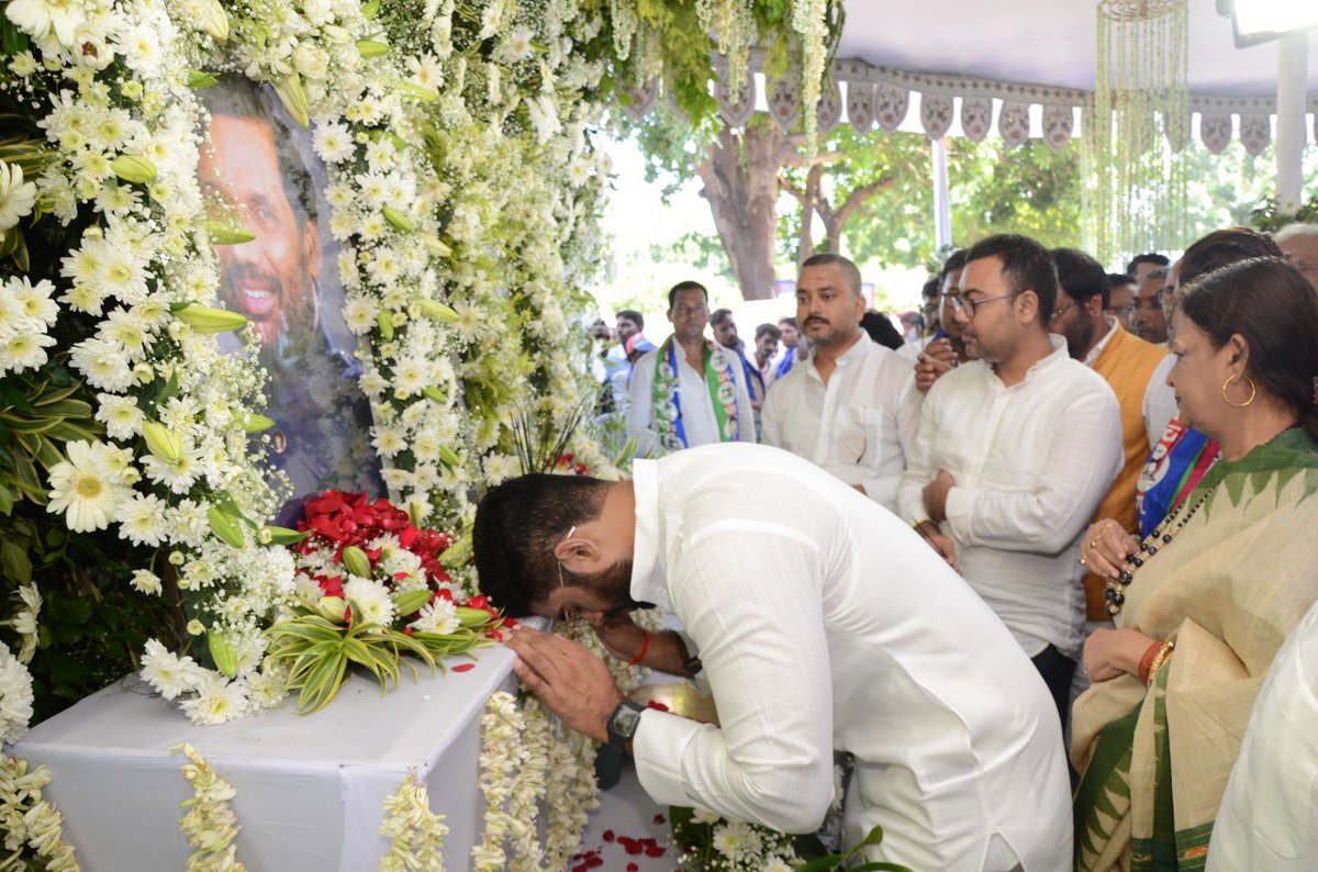 princerajpaswan's tweet image. समता मूलक समाज की रचना के केंद्र में अपनी राजनीति को केंद्रित कर राष्ट्रीय एवं अंतरराष्ट्रीय स्तर पर पिछड़ो एवं वंचितों को उनका हक़ एवं सम्मान के लिए अपना जीवन समर्पित करने वाले हमारे आदर्श बड़े पापा पद्मभूषण स्व० रामविलास पासवान जी की पुण्यतिथि पर कोटिशः नमन!
भावभीनी श्रद्धांजलि