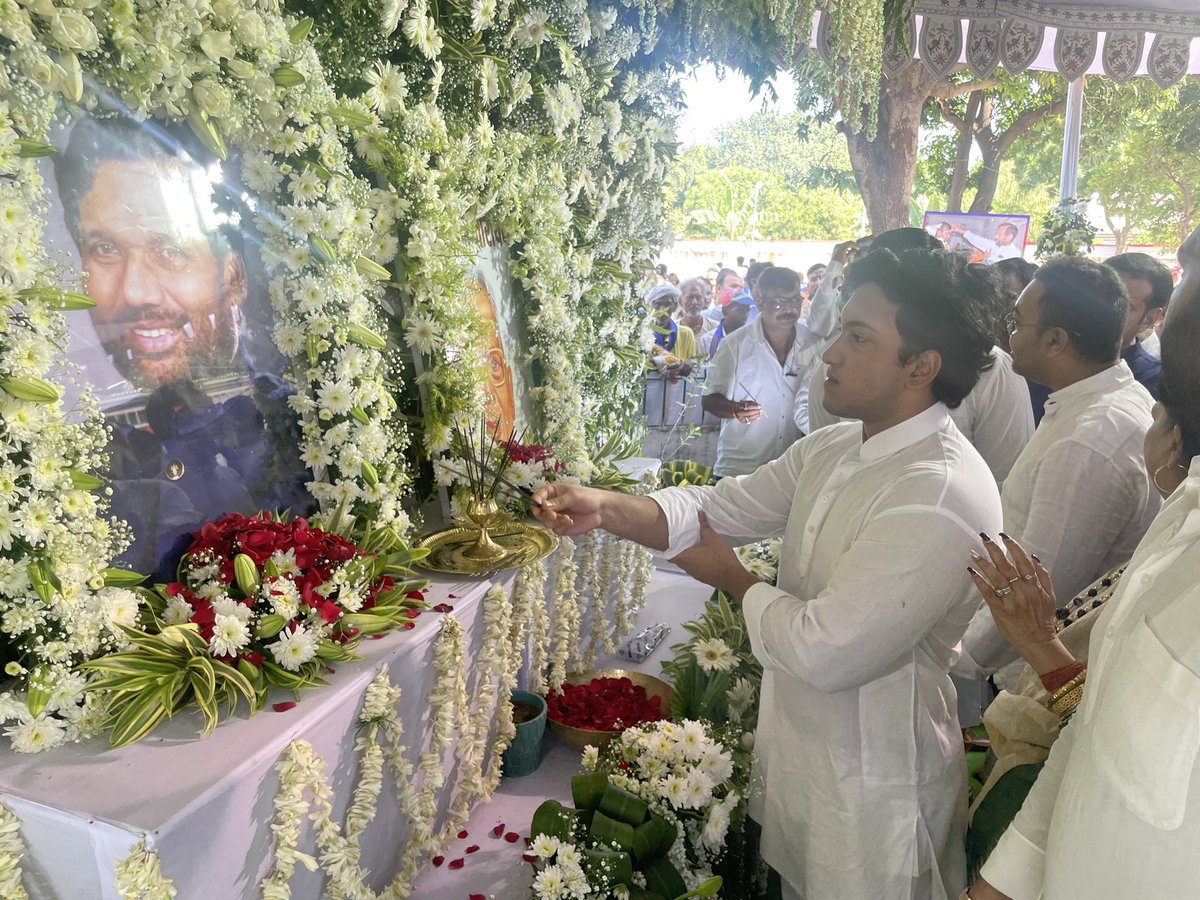 princerajpaswan's tweet image. समता मूलक समाज की रचना के केंद्र में अपनी राजनीति को केंद्रित कर राष्ट्रीय एवं अंतरराष्ट्रीय स्तर पर पिछड़ो एवं वंचितों को उनका हक़ एवं सम्मान के लिए अपना जीवन समर्पित करने वाले हमारे आदर्श बड़े पापा पद्मभूषण स्व० रामविलास पासवान जी की पुण्यतिथि पर कोटिशः नमन!
भावभीनी श्रद्धांजलि