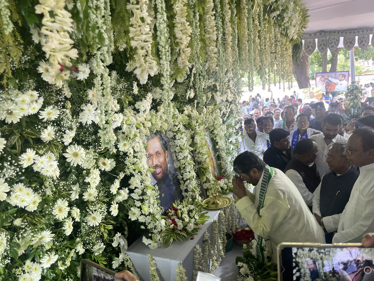 princerajpaswan's tweet image. समता मूलक समाज की रचना के केंद्र में अपनी राजनीति को केंद्रित कर राष्ट्रीय एवं अंतरराष्ट्रीय स्तर पर पिछड़ो एवं वंचितों को उनका हक़ एवं सम्मान के लिए अपना जीवन समर्पित करने वाले हमारे आदर्श बड़े पापा पद्मभूषण स्व० रामविलास पासवान जी की पुण्यतिथि पर कोटिशः नमन!
भावभीनी श्रद्धांजलि