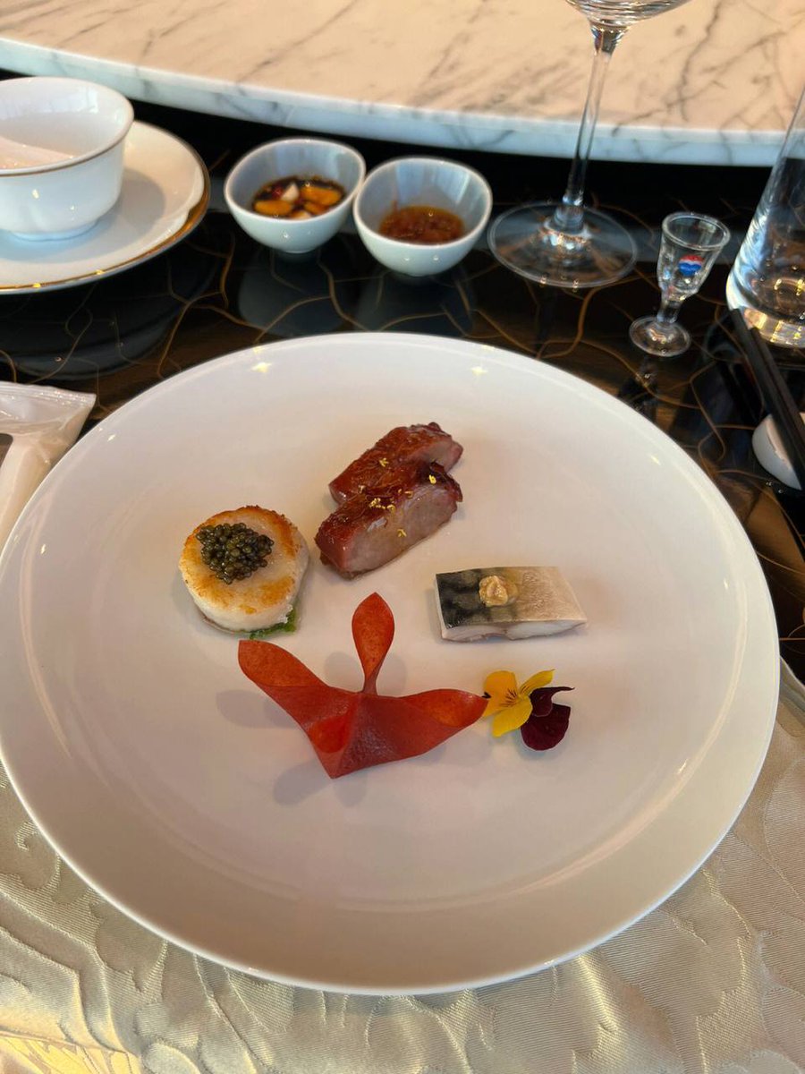 QMM16688's tweet photo. #深圳湾一号云璟餐厅打卡。。。
这个包间是云璟最佳观赏牌照位置。
预定的话一定要提前预定
因为太🔥🔥
一览众山小的感觉，拍照很好看。
餐也是巨好吃YYDS
值得再次来的餐厅😛😛😛 https://t.co/DP6KpfaCG1
