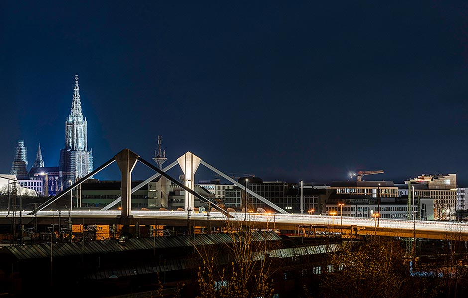 Die neue Ludwig-Erhard-Brücke in Ulm: Ein leuchtendes Beispiel für Orientierung und Sicherheit tinyurl.com/2pn487rg