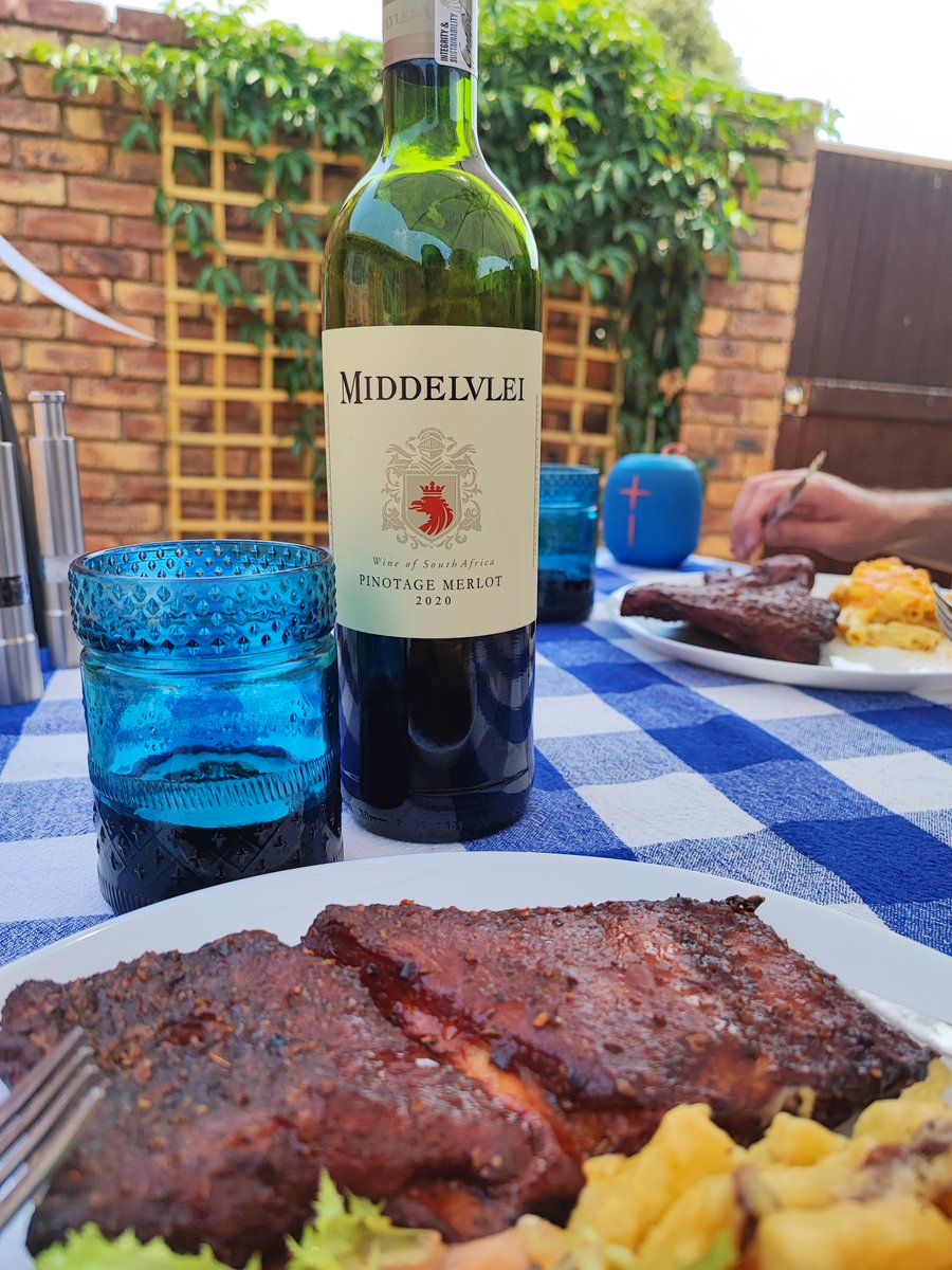 Boozy_Foodie's tweet photo. Celebrating #PinotageDay with pure #MiddelvleiMagic!

#Smulpape did our own version of Middelvlei's renowned #Middelvleibraai with smoked ribs and smoked chipotle mac and cheese. The @Middelvlei_Wine #pinotage merlot blend is perfect with this #BBQ inspired mini-feast! 

#gifted https://t.co/iAVxwjGUeI