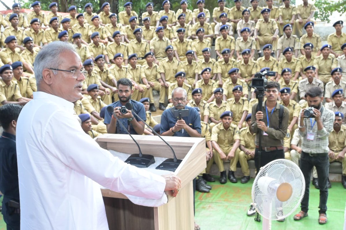 आज जगदलपुर के लालबाग स्थित सशस्त्र पुलिस प्रशिक्षण विद्यालय पहुंचकर वहां बस्तर फाइटर्स के नवनियुक्त आरक्षकों से मुलाकात की।

ये फाइटर्स बस्तर में शांति-सुरक्षा के साथ बस्तर के चहुंमुखी विकास में योगदान देते हुए इस महत्वपूर्ण जिम्मेदारी को बखूबी निभाएंगे। सभी को शुभकामनाएं।