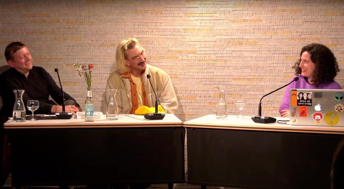 WÄNDE VOLL MIT BUCHRÜCKEN UND KAPITALBÄNDERN
Eindrücke vom Abend im Literaturhaus Göttingen gemeinsam mit <a href="/schmominik/">domi™</a> im Rahmen des Literaturfestivals „Reihenweise“ von Kellerkultur - Unabhängige Lesereihen. <a href="/marisarohrbeck/">Marisa Rohrbeck</a> 
Moderation <a href="/NielsPenke/">Niels Penke @npenke.bsky.social</a>
Unsere Bücher: @JajaVerlag