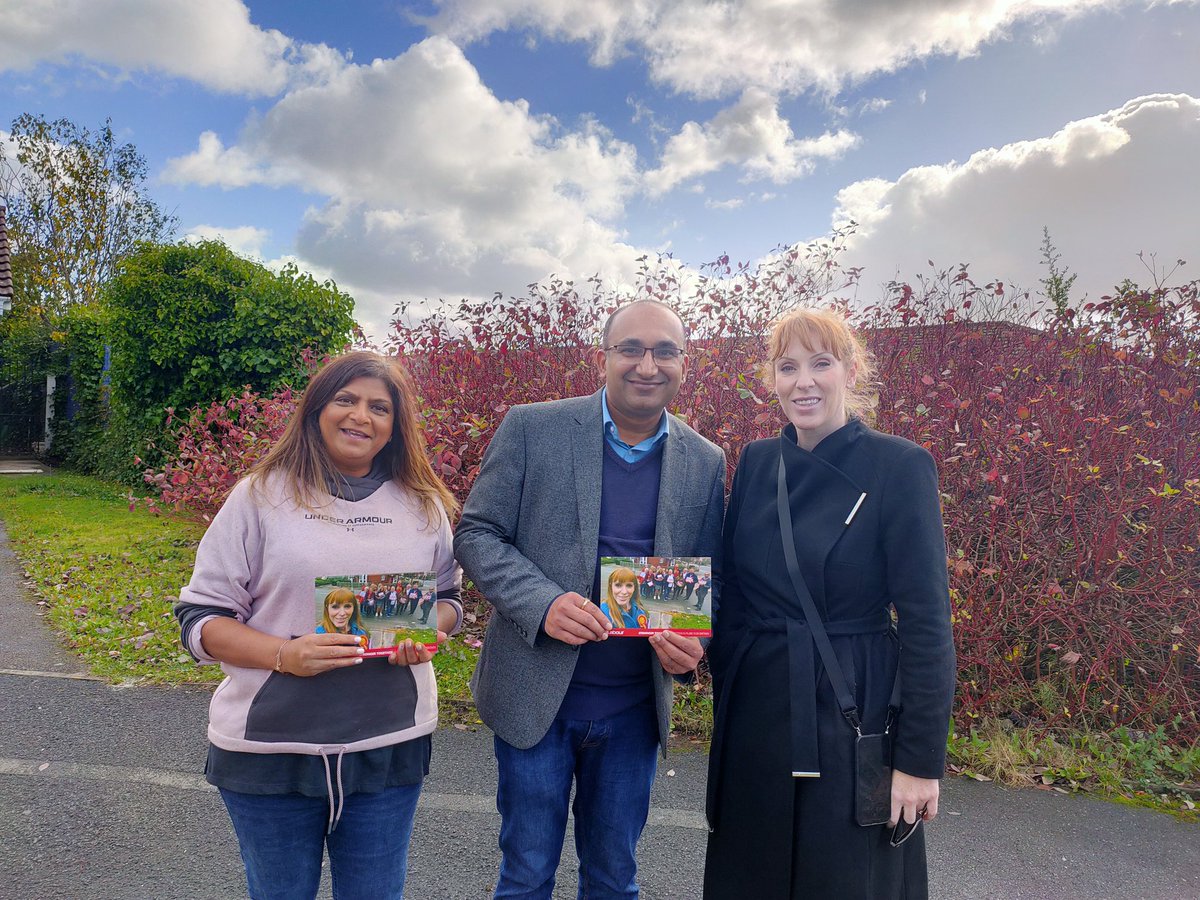 ChoksiVimal's tweet photo. It is great to be able to join @AngelaRayner MP on the door step on a glorious Saturday morning. It was absolutely positive response for the Labour๐น. People are fed up with this incompetent and insensitive Government. #LabourParty #TeamWaterloo https://t.co/7pyVBvQ0tf