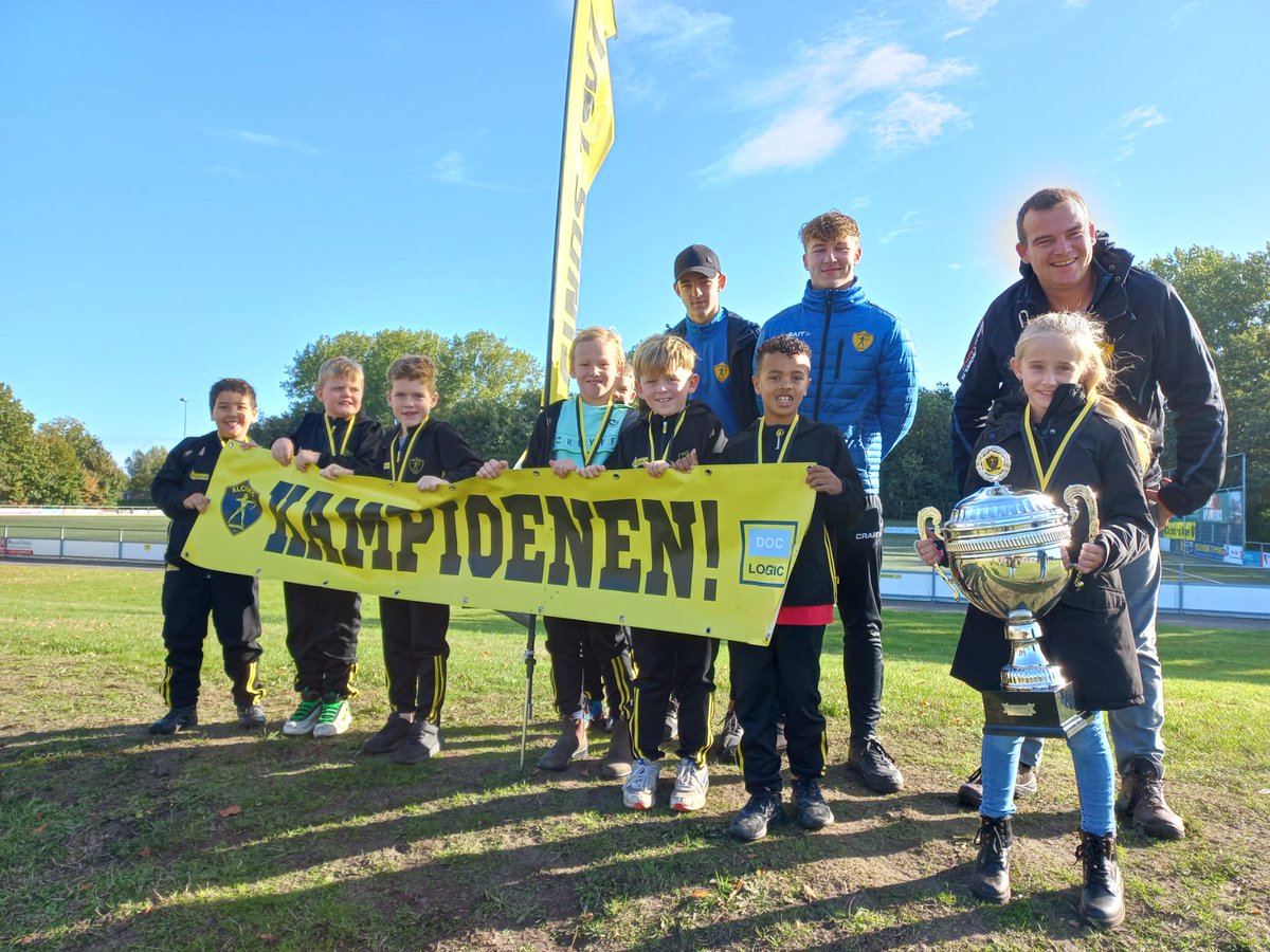 Alcides1907's tweet photo. Wow, 4 KAMPIOENEN vanmorgen! @Alcides1907 JO8-2, JO9-1, JO9-2 en JO10-2 werden in het ochtendzonnetje gehuldigd! Gefeliciteerd allemaal! #mvvalcides #1efase #onderbouw #kampioenen #alcideaanbenjevoorhetleven https://t.co/g9QcSCKs14