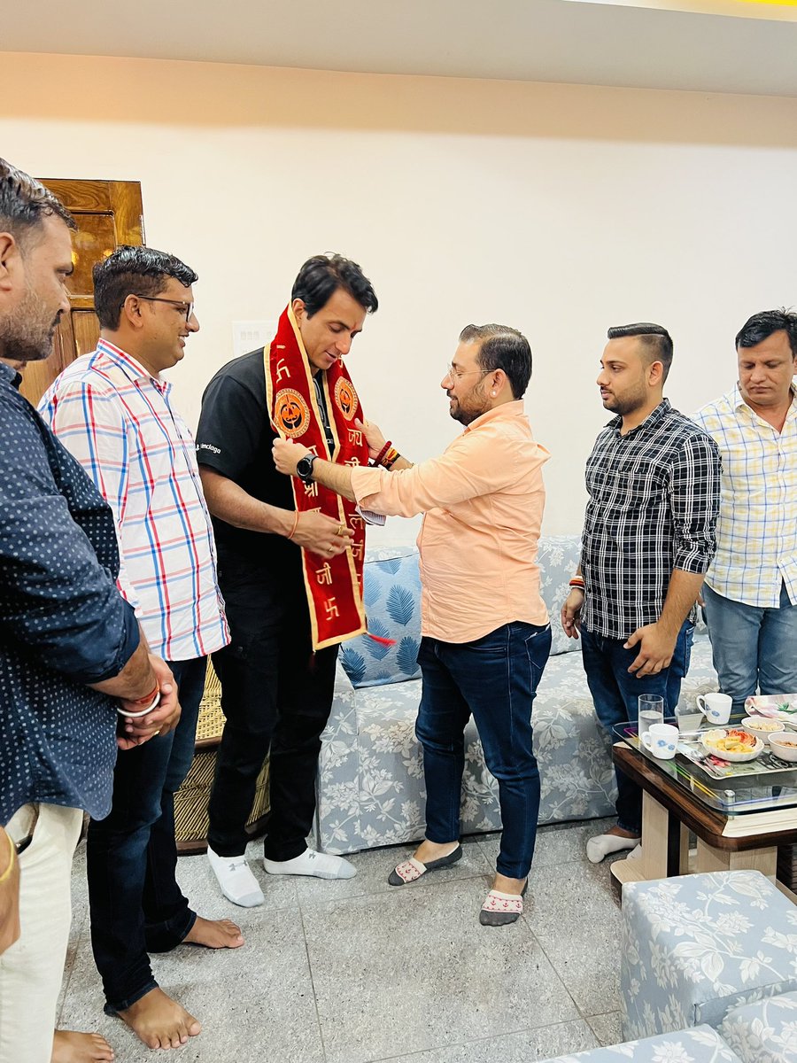 tarunpujari_'s tweet photo. आज फ़िल्म अभिनेता @SonuSood ने श्री बालाजी महाराज के दर्शन कर मन्दिर में की पुजा अर्चना व अपने परिवार के लिए मंगल कामना की ।@SonuSood @VikashPachar_ https://t.co/SB5DTNjtRN
