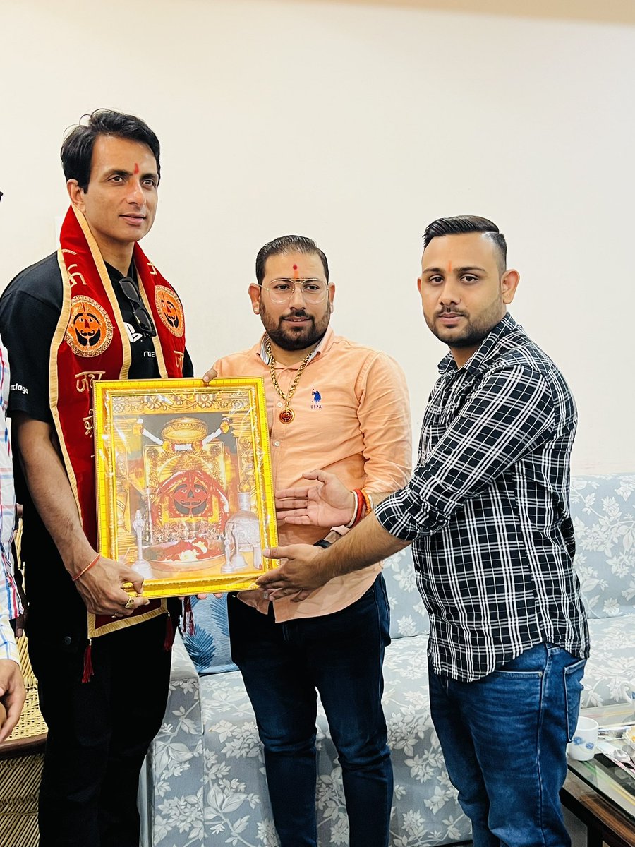 tarunpujari_'s tweet photo. आज फ़िल्म अभिनेता @SonuSood ने श्री बालाजी महाराज के दर्शन कर मन्दिर में की पुजा अर्चना व अपने परिवार के लिए मंगल कामना की ।@SonuSood @VikashPachar_ https://t.co/SB5DTNjtRN